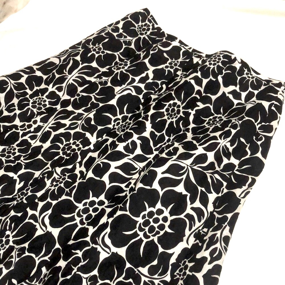 ANN TAYLOR women’s flared skirt black and white floral ,size 0,